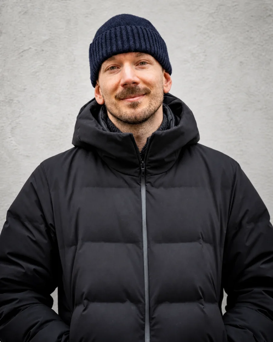 Kim utomhus i vinterkläder